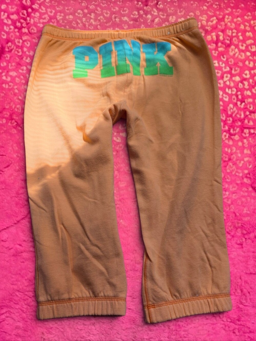 2000s Victoria's Secret PINK capri sweatpants with letters on the back Size M